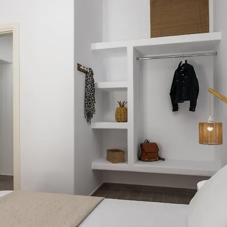 White Cycladic House بيت للعطل