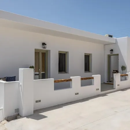 White Cycladic House Tatil Evi Triovasálos